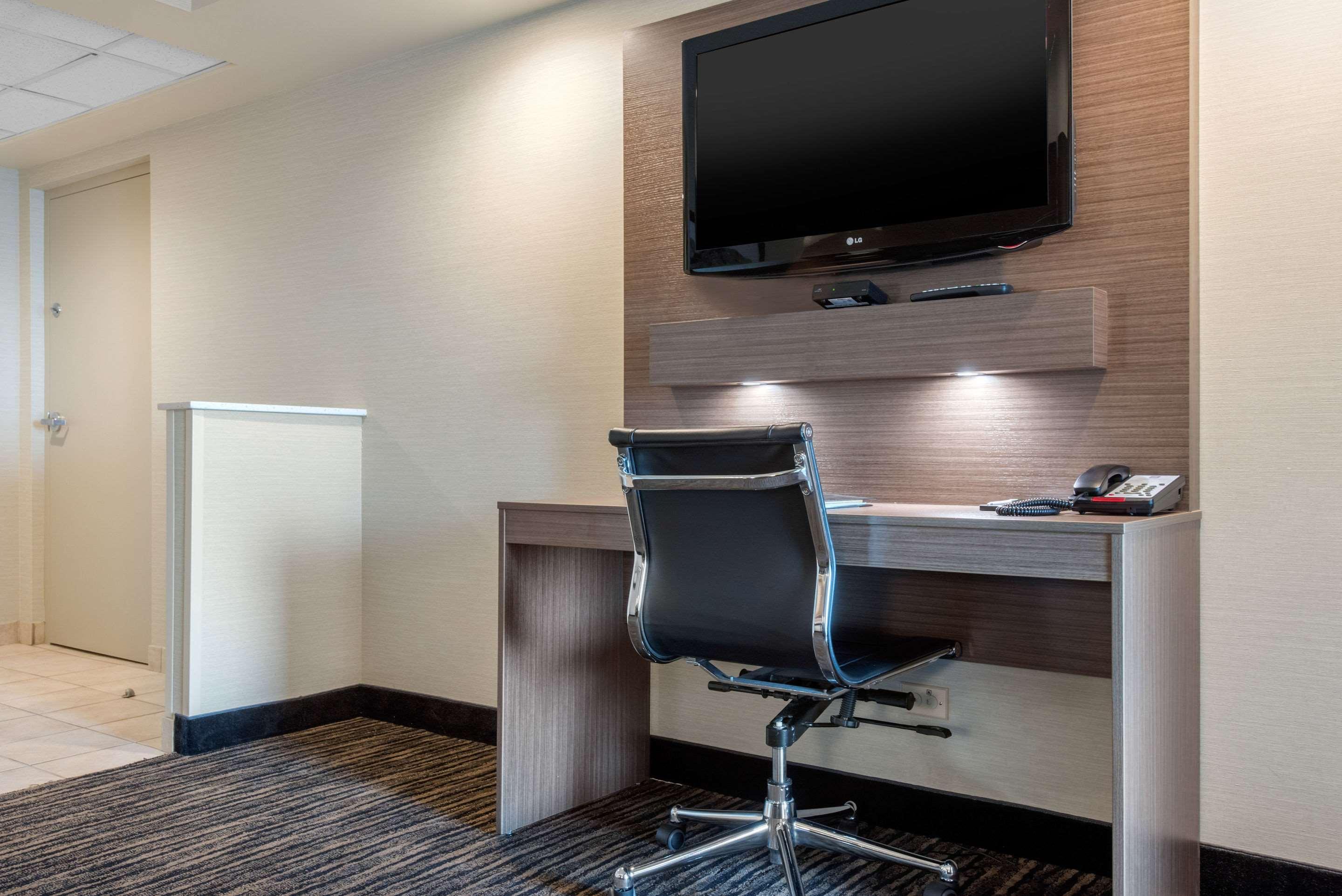 Clarion Hotel & Suites Brandon Eksteriør billede