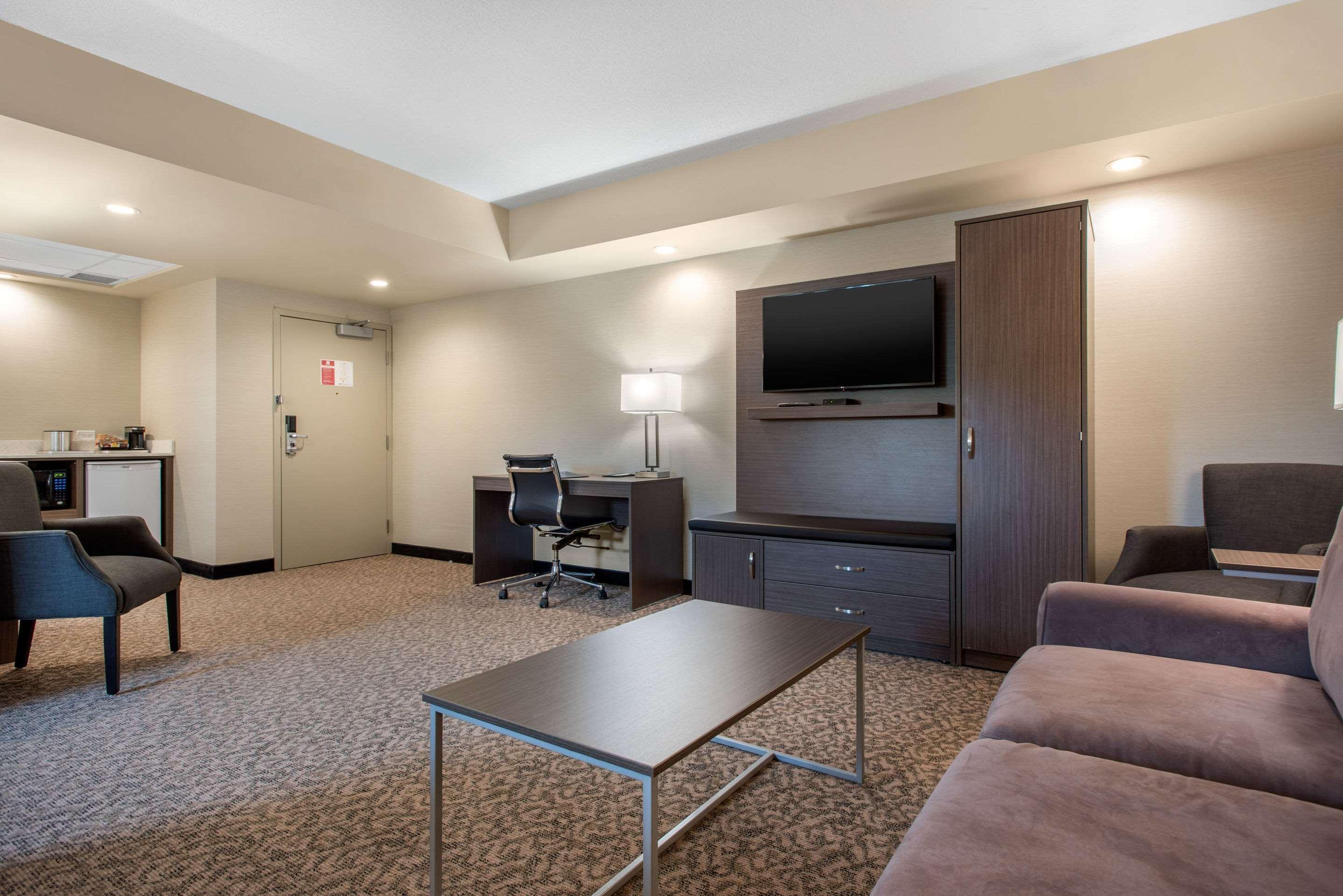 Clarion Hotel & Suites Brandon Eksteriør billede