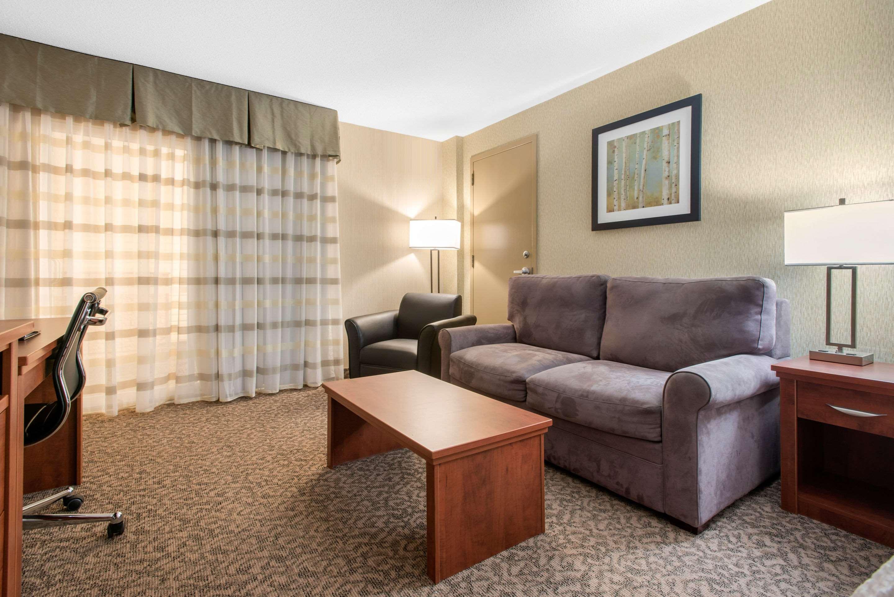 Clarion Hotel & Suites Brandon Eksteriør billede