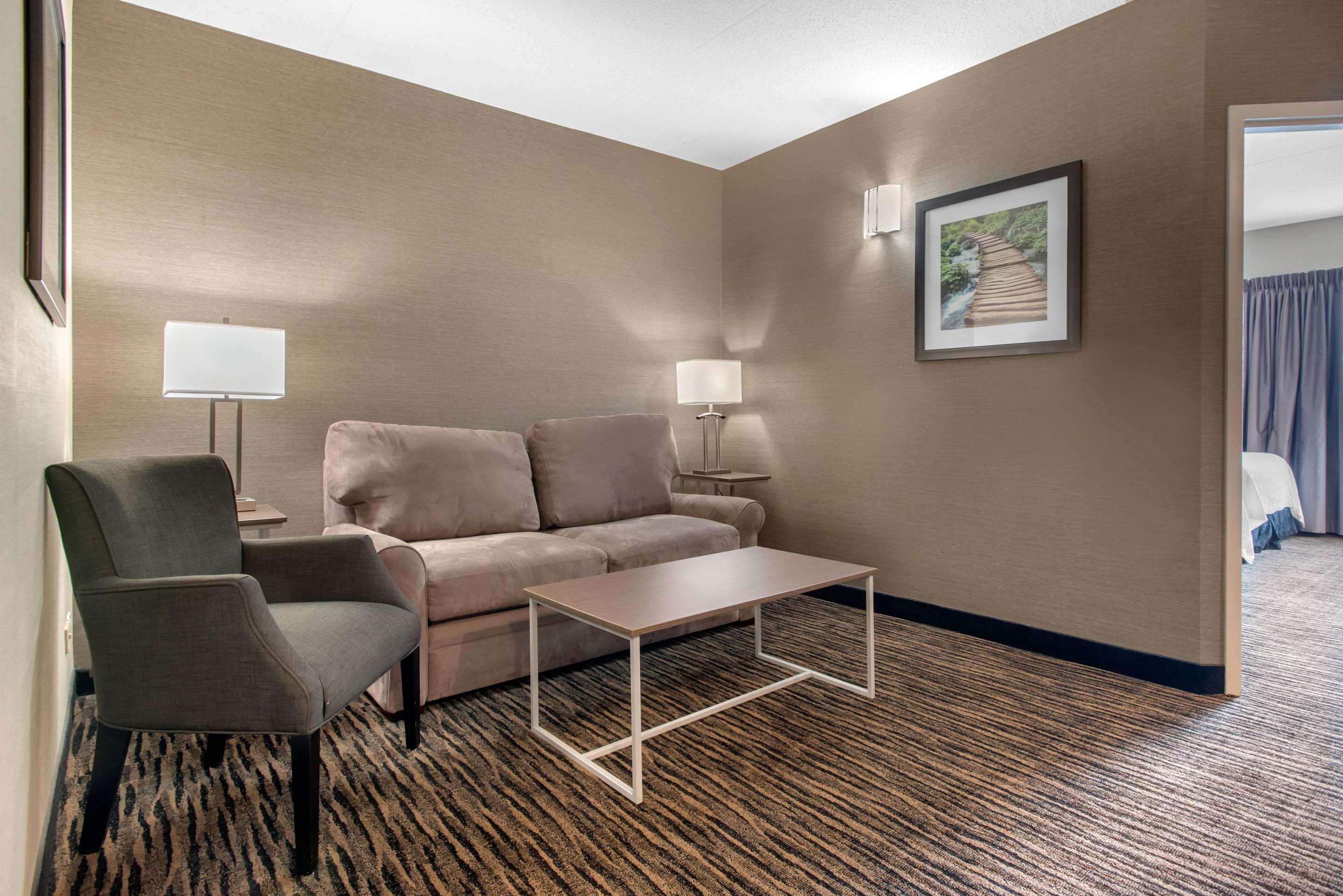 Clarion Hotel & Suites Brandon Eksteriør billede